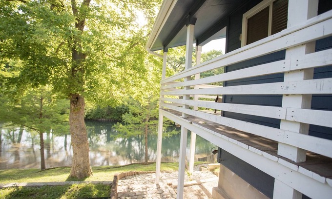 New Braunfels Chalet De Esquí | 2 Bedroom Getaway with a Riverside Deck
