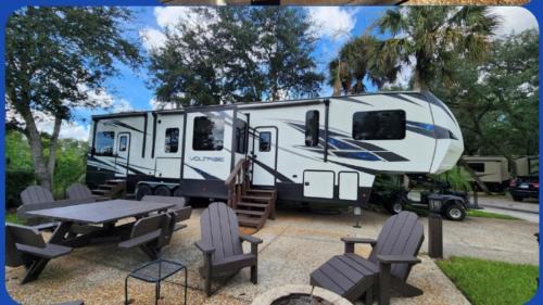 River Ranch Otro | 2 bedroom glamping RV w/golf cart