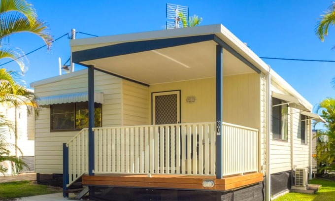 Alexandra Headland Cabina | 2 Bedroom Holiday Home 4 Berth - 2 Bedroom Holiday Home 4 Berth
