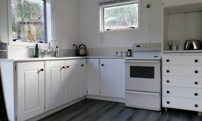 Upper Hutt Casa | 2 bedroom holiday home with outdoor bath & sauna