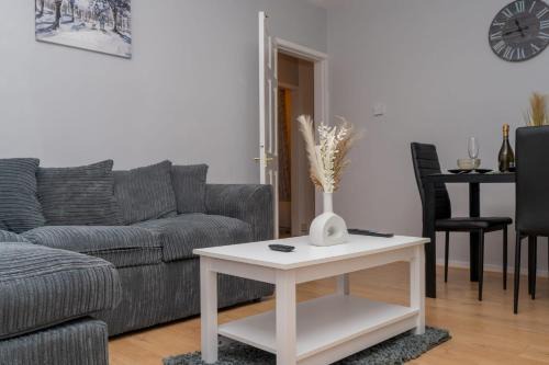 Weston by Wellend Apartamento | 2 Bedroom Home Coventry, Parking