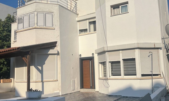 Karaoglanoglu Casa | 2-bedroom house in Karaoğlanoğlu with private pier and walking distance casino
