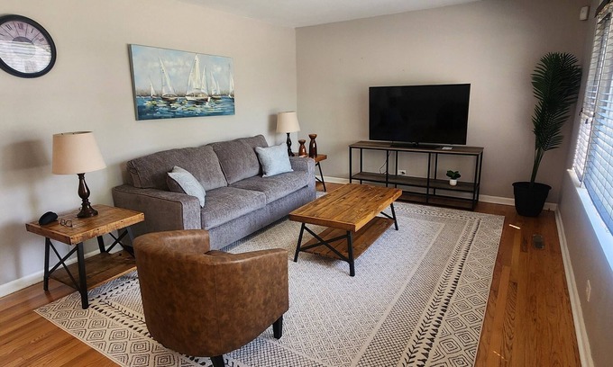 Waukegan Casa | 2-bedroom house in peaceful Waukegan with WiFi, AC