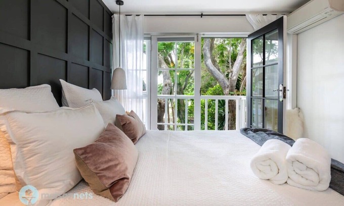 Balmain Casa | 2 Bedroom House with Courtyard and Aircon