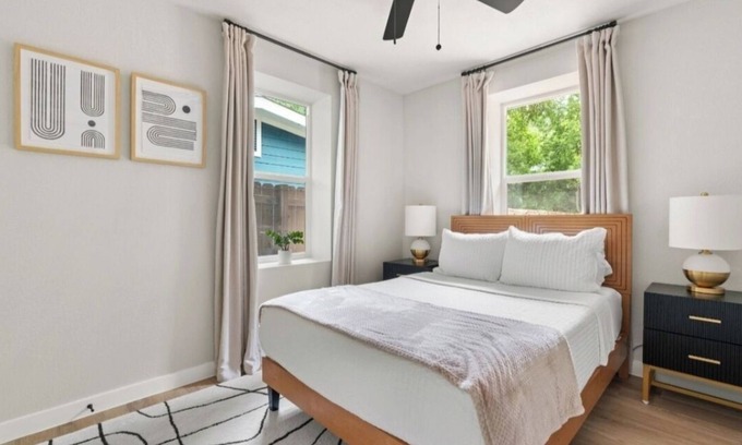 East MLK Cabina | 2-bedroom lodge in lovely Austin with WiFi, AC