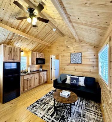 Marion Casa | 2 Bedroom Log Cabin on Lake James with Loft- Private Resort Amenities