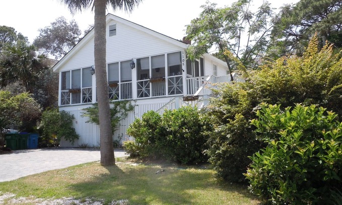 Savannah Beach Cabaña | 3 dormitorios y 2 baños Vintage Cottage 1 1/2 cuadras de la playa