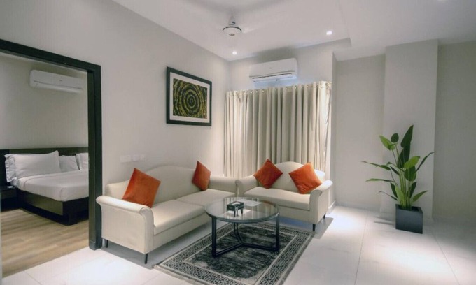 Lahore Apartamento | 2-Bedroom Luxury Apartment - With Balconies and City Views