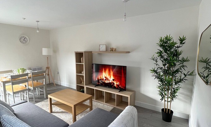Hemel Hempstead Apartamento | Moderno-Apartamento-City Centre-Baño Privado-vista al canal