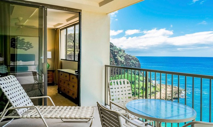 Makaha Condominio | 2-Bedroom Oceanfront Condo w/ Private Lanai