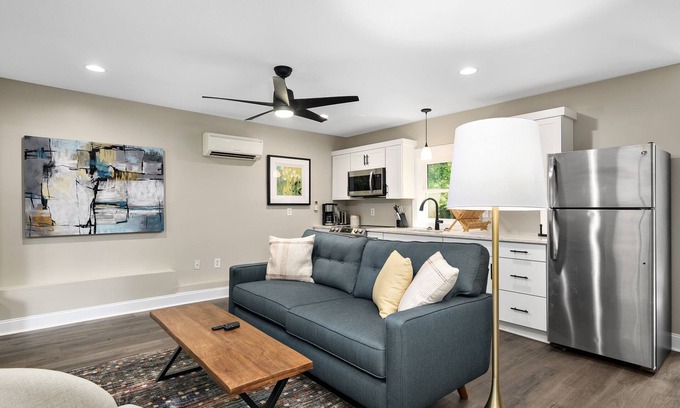 Woodfin Apartamento | 2 Bedroom Pet Friendly Apt w/ full kitchen; Private fenced Backyard; Great Wifi