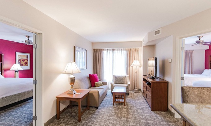 Wilmington Condominio | 2 Bedroom | Pool. Free Breakfast. Gym.