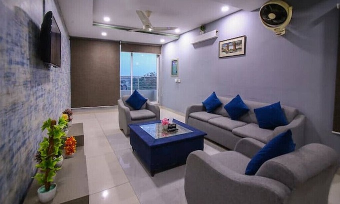 Lahore Apartamento | 2 Bedroom Private Apartment opposite DHA Phase 8.