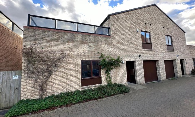 Stockton-on-Tees Casa | 2 Bedroom Riverside Property with Roof Terrace