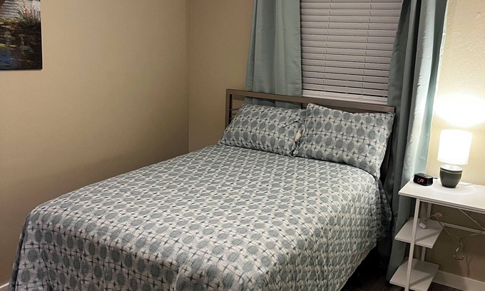 Fair Oaks Apartamento | 2-bedroom semiprivate upstairs kitchenette apartment.