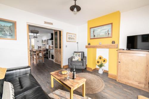 Titchfield Casa | 2-Bedroom Stylish, Cosy & Bright Cottage, Pet Friendly, Sleeps 5, Titchfield Village - by Blue Puffin Stays