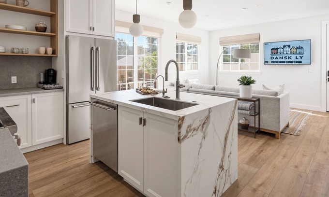 Solvang Apartamento | 2 Bedroom Suite with Private Yard & Off-Street Parking. Full kitchen & living.
