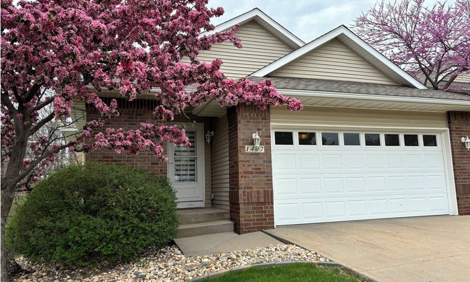Weber Casa | 2-bedroom townhome in prime location in Iowa City with AC, WiFi
