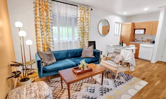 Los Altos Casa | 2 Bedroom Unit by Long Beach Airport-KING Bed-W/D-Between Universal/Disneyland