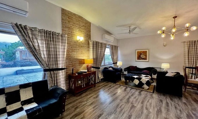 F-8 Sector Apartamento | 2 bedroom upper story apartment