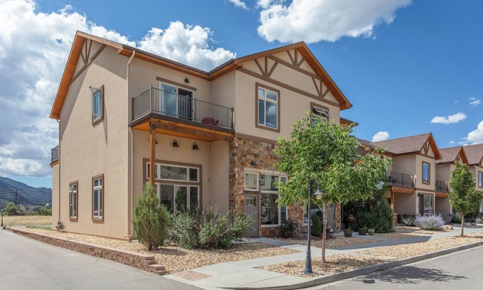 Salida Condominio | 2-bedroom Upper Townhome in peaceful Poncha Springs
