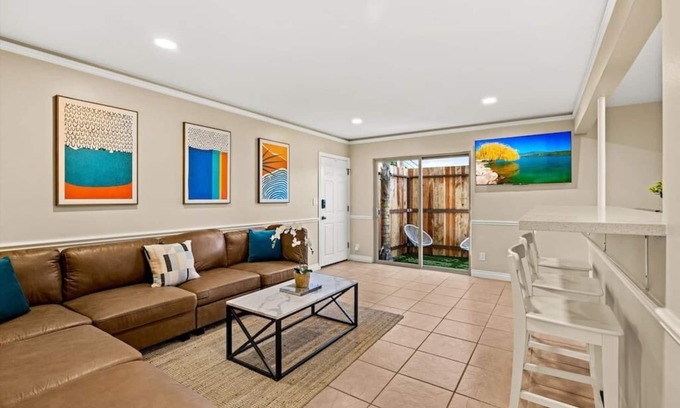 West Beach Apartamento | 2 bedroom with bunk room and private yard for pets