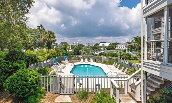 Isle of Palms Condominio | 2 Bedroom with community pool and marina views