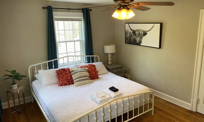 Murfreesboro Casa | Acogedora histórica Main Street 2BR con porche proyectado