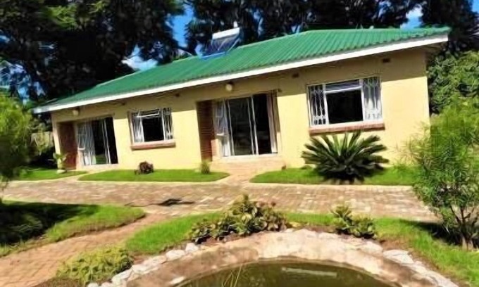 Harare Apartamento | 2 bedroomed apartment with en-suite and kitchenette - 2065