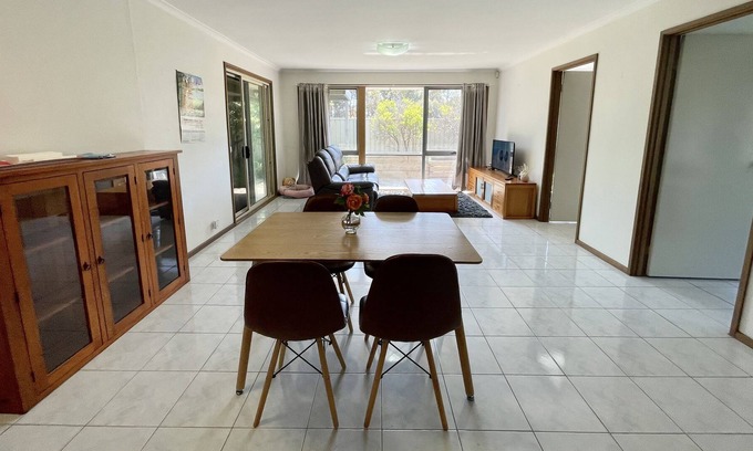 St. Albans Casa | 2 bedrooms back unit with large backyard