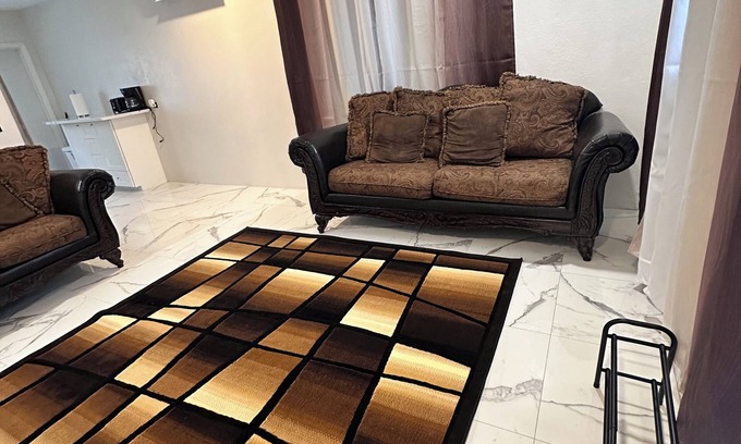 Nassau Apartamento | 2-bedrooms family friendly rental to enjoy in Nassau with AC and quietness.