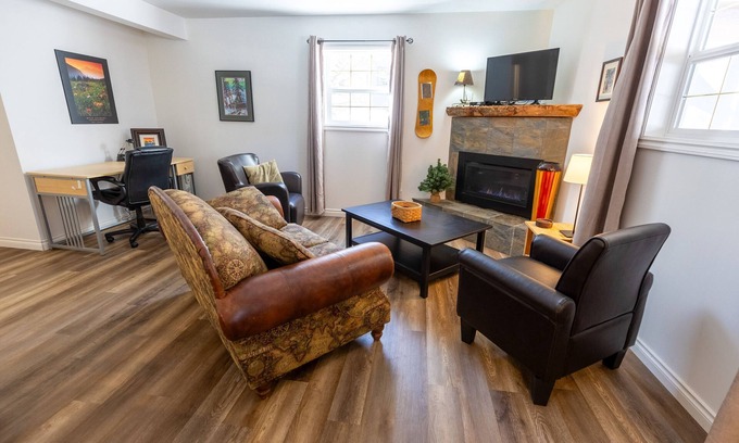 East Kootenay Condominio | 2 Bedrooms in Lower Level l Hot Tub