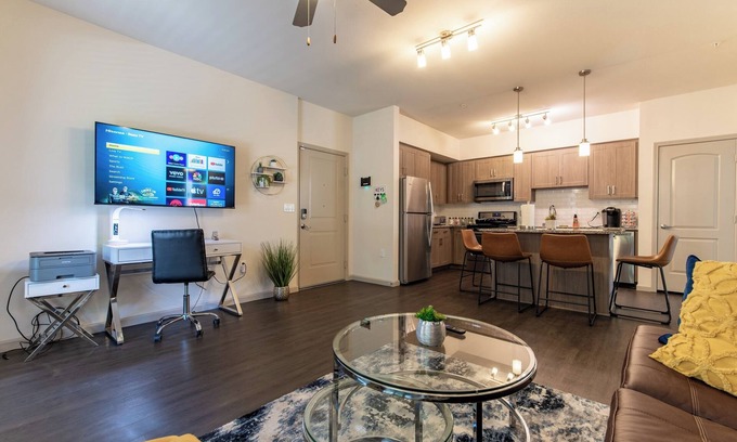 Camarillo Apartamento | 2 Bedrooms ✦ King Beds ✦ Wi-Fi ✦ Pool ✦ Gym