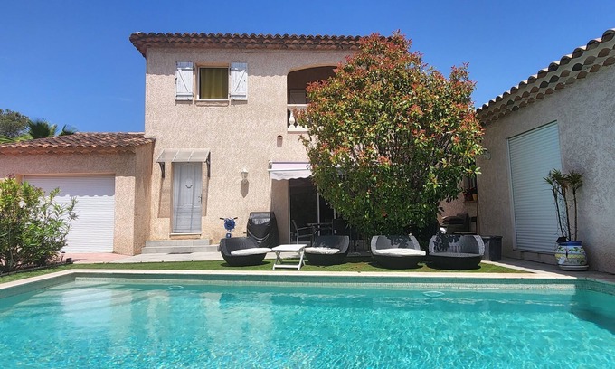 Boulouris-sur-Mer Cama Y Desayuno | 2 bedrooms with private bathroom and kitchen in shared villa with swimming pool
