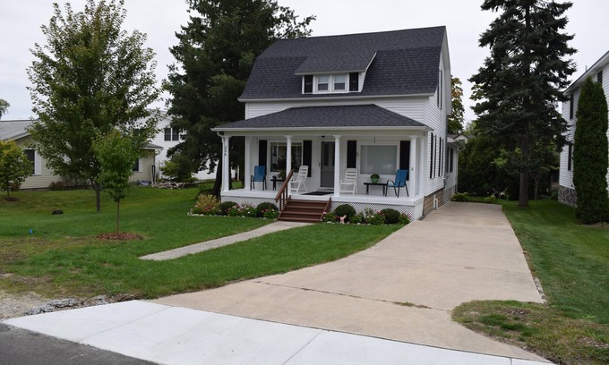 Elk Rapids Casa | Alquiler nuevo a 2 cuadras de la playa del lago Michigan