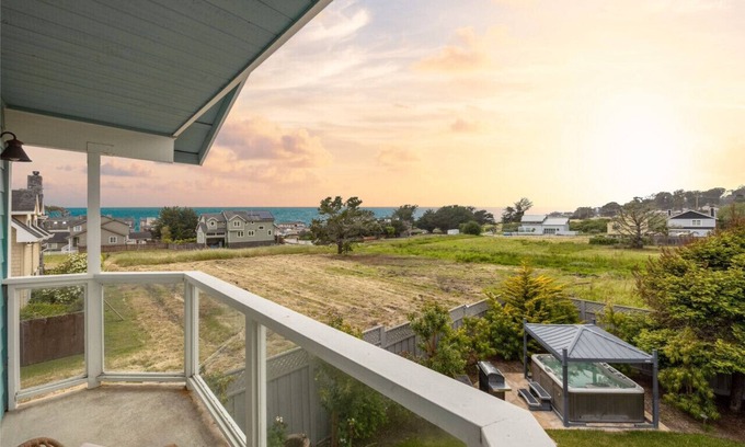 El Granada Casa | 2 Blocks to ocean, steps to beach, ocean view, hot tub, coastal trail, BBQ