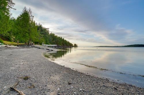 Lummi Island Casa | 2 Blocks to Puget Sound Beach Lummi Island Home