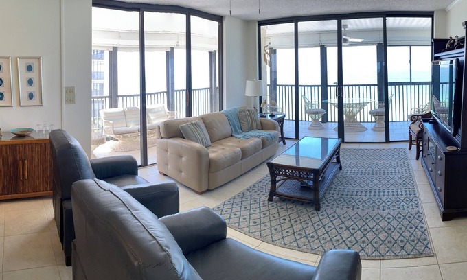 Redington Beach Condominio | 2 BR 2 Bath Madeira Beachfront Condo w/near panoramic ocean view pool & hot tub