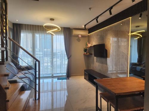 Medan Apartamento | 2 BR Apartment Grand Jati Junction Medan view City 12th Floor