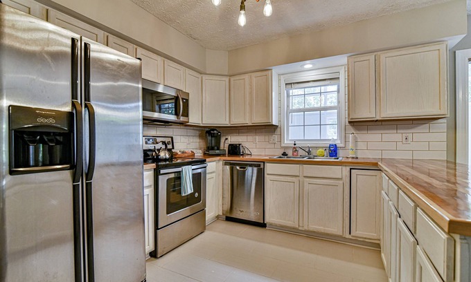 Oakley Apartamento | 2 BR apt near Mtn to Sea Hiking Trail