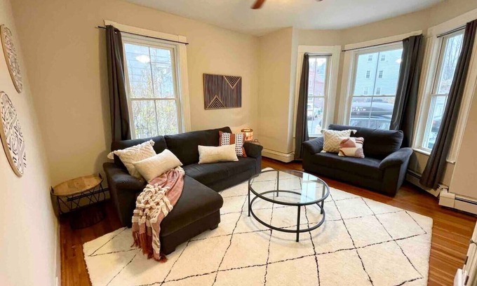 Beverly Apartamento | 2 BR City Sanctuary - 5 Mins to Historical Salem!