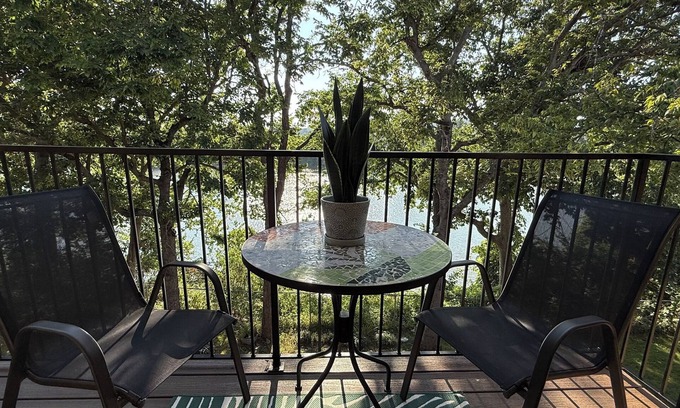 Charlotte Park Condominio | 2-BR Condo in Nashville w/Riverview! Newly Remodeled. 15 Minutes to Downtown!