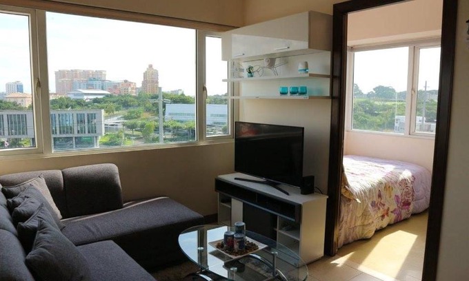 Pembo Apartamento | 2 BR Condotel near Venice Grand Canal, SM Aura Mall and BGC