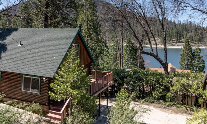 Bass Lake Cabina | 2 BR log cabin with lake view, wrap-around deck, Ping-Pong & wood stove