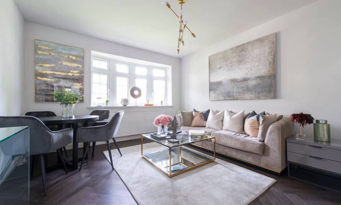 Leyton Apartamento | 2 BR, Modern Urban Sanctuary