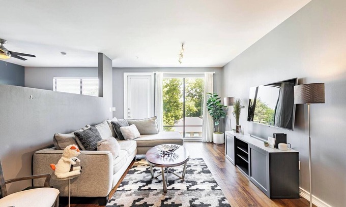 Oak Lawn Condominio | 2 BR Oak Lawn Condo WFH Setups Gated Parking