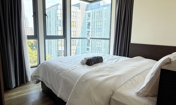 Phra Khanong Apartamento | 2 BR Quiet, No Traffic Noise with Pool and Gym