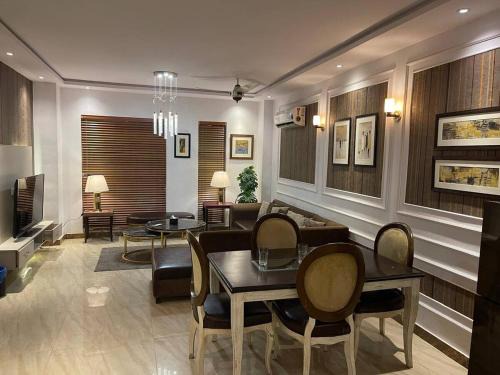 Lahore Apartamento | 2 BR Suite Central location-Gulberg