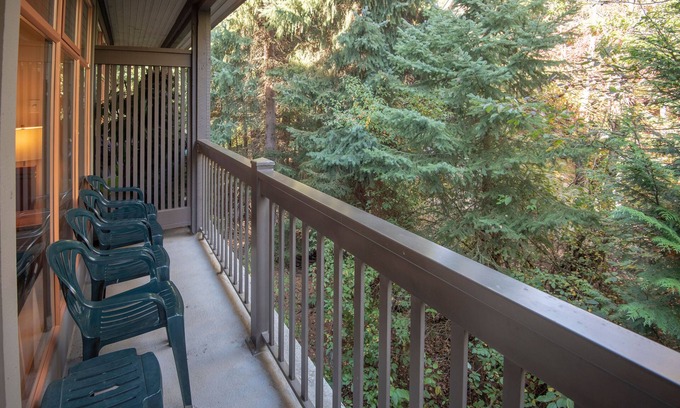 Village North Cabina | 2 BR @ Village North w/ Heated Pool & Renovated Kitchen