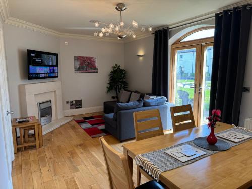 Enniskillen Casa | 2 Castle Hume Court Holiday House